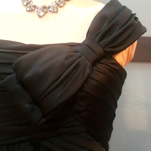 Elegant Gown - Picture 4 of 12